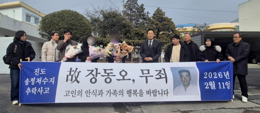 고(故) 장동오씨의 법률대리인 박준영 변호사와 유족 등이 지난 11일 전남 해남군 광주지법 해남지원 형사법정 앞에서 장씨의 사후 재심 무죄 선고 직후 소감을 밝히고 있다./사진=뉴시스