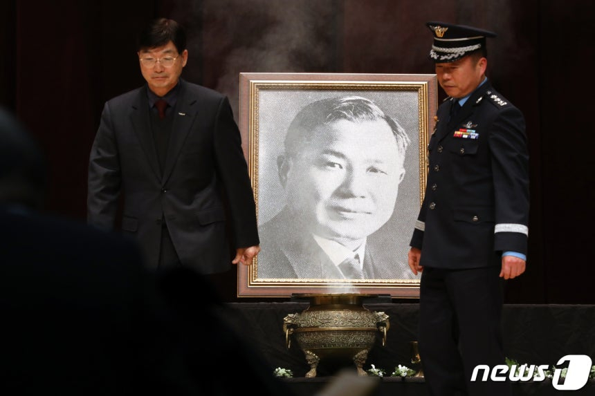 2019년 열린 계원 노백린 장군 93주기 추모식에서 참석자들이 헌화하고 있다.ⓒ 뉴스1 이광호 기자