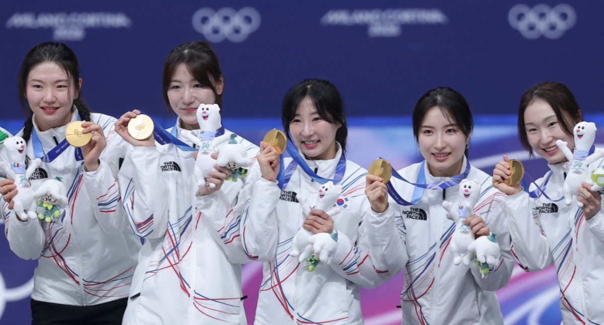 대한민국 여자 쇼트트랙 국가대표팀 심석희, 노도희, 이소연, 김길리, 최민정(왼쪽부터)이 '2026 밀라노·코르티나담페초 동계올림픽' 쇼트트랙 여자 3000m 계주에서 금메달을 따낸 뒤 기뻐하고 있다. /사진=뉴스1 