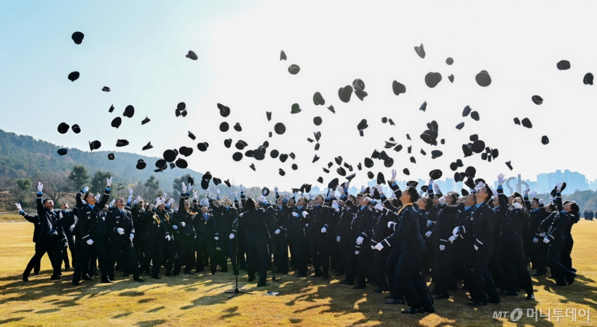 (서울=뉴스1) = 공군이 24일 경남 진주 공군교육사령부 대연병장에서 제155기 학사사관후보생 임관식을 거행했다고 밝혔다. 사진은 임관식을 마치고 모자를 하늘로 높게 던지고 있는 신임 소위들의 모습. (공군 제공. 재판매 및 DB 금지) 2025.11.24/뉴스1 Copyright © 뉴스1. All rights reserved. 무단 전재 및 재배포, AI학습 이용 금지.