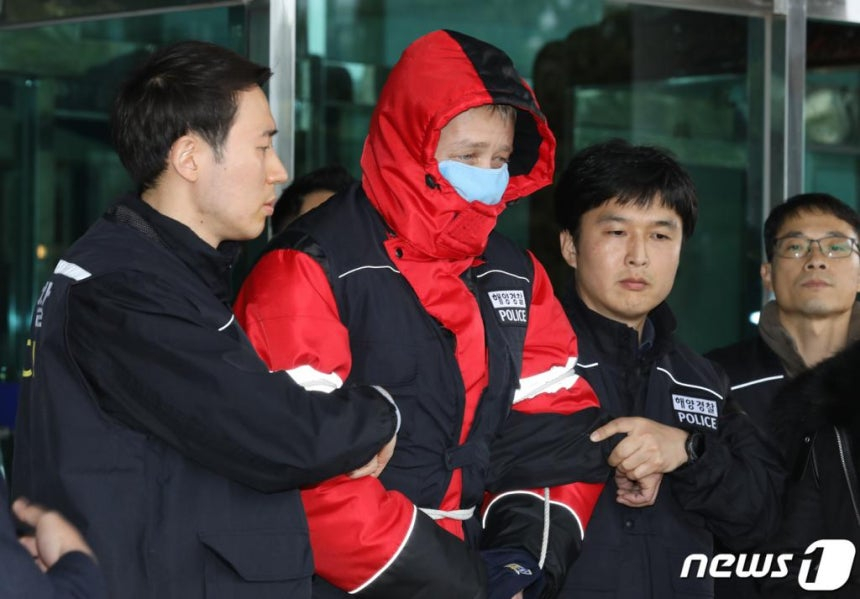 부산 영도구 부산해양경찰서에서 광안대교와 충돌사고를 낸 러시아 화물선 씨그랜드호의 선장 A씨(43)가 구속전피의자심문(영장실질심사)을 받기 위해 법원으로 이동하고 있다./사진=뉴스1