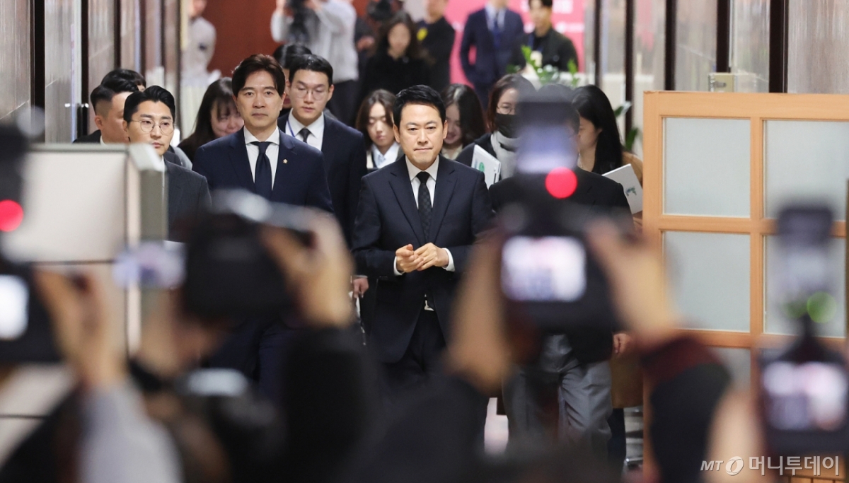 (서울=뉴스1) 신웅수 기자 = 장동혁 국민의힘 대표가 20일 서울 여의도 국회에서 윤석열 전 대통령 1심 선고에 대한 입장을 발표하는 기자회견에 참석하고 있다. 2026.2.20/뉴스1  Copyright © 뉴스1. All rights reserved. 무단 전재 및 재배포,  AI학습 이용 금지. /사진=(서울=뉴스1) 신웅수 기자