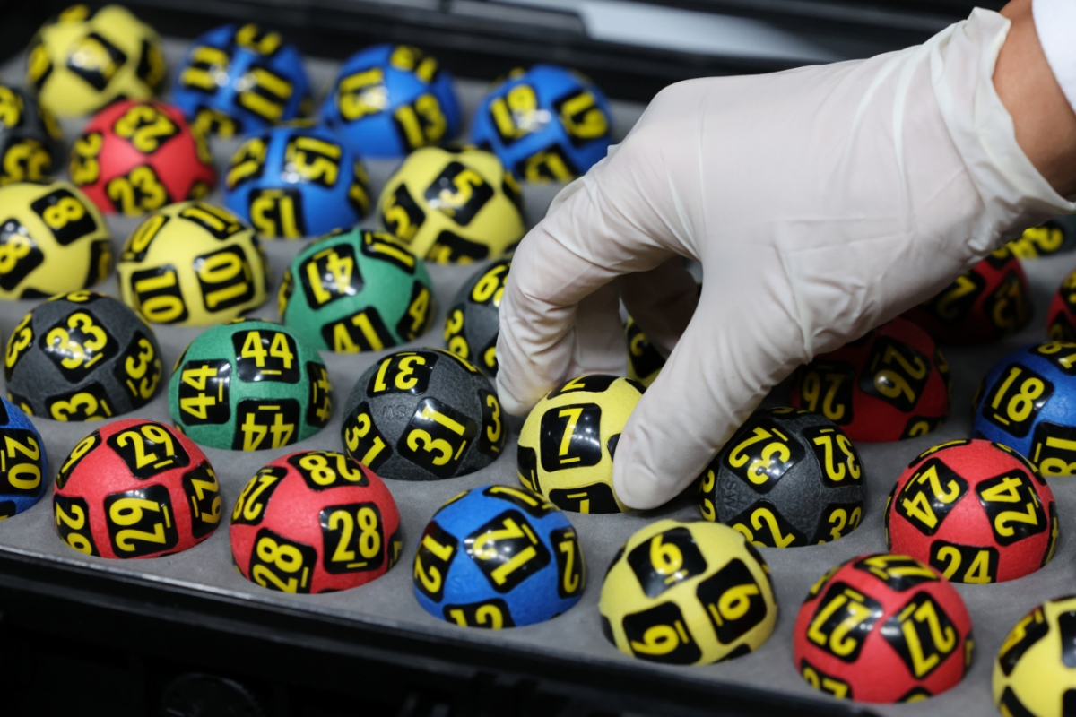 지난해 11월 29일 오후 서울 마포구 MBC 경영센터 내 스튜디오에서 관계자들이 대국민 로또 6/45 추첨 공개방송 '645 데이'에 사용될 추첨볼을 살펴보고 있다. 로또복권 추첨 과정의 공정성과 투명성을 알리기 위해 기획재정부 복권위원회 동행복권이 초청한 참관인 100명은 이날 추첨기 점검과 리허설, 추첨 생방송 등 추첨 절차의 전 과정을 참관했다./사진=뉴시스