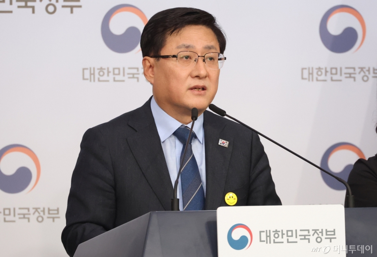 김성환 기후에너지환경부 장관이 12일 오전 서울 종로구 정부서울청사에서 '공공소각시설 확충사업 신속 적용' 관련 브리핑을 하고 있다. 2026.02.12. /사진=뉴시스