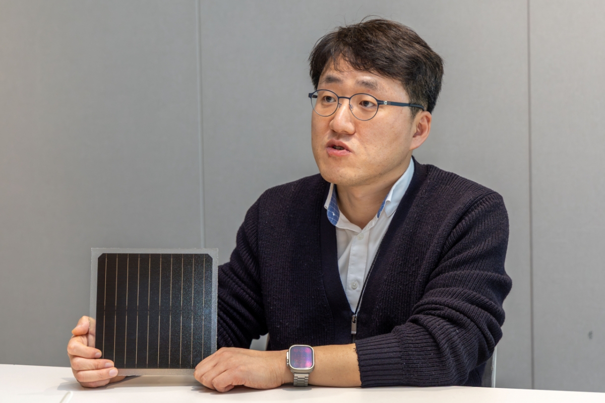 지난 13일 경기 성남시 분당구 HD현대 글로벌R&D센터(GRC). 김태준 HD현대에너지솔루션 R&D부문장이 '탠덤 셀'(Tandem cell) 포르토타입을 들고 설명하고 있는 모습./사진제공=HD현대