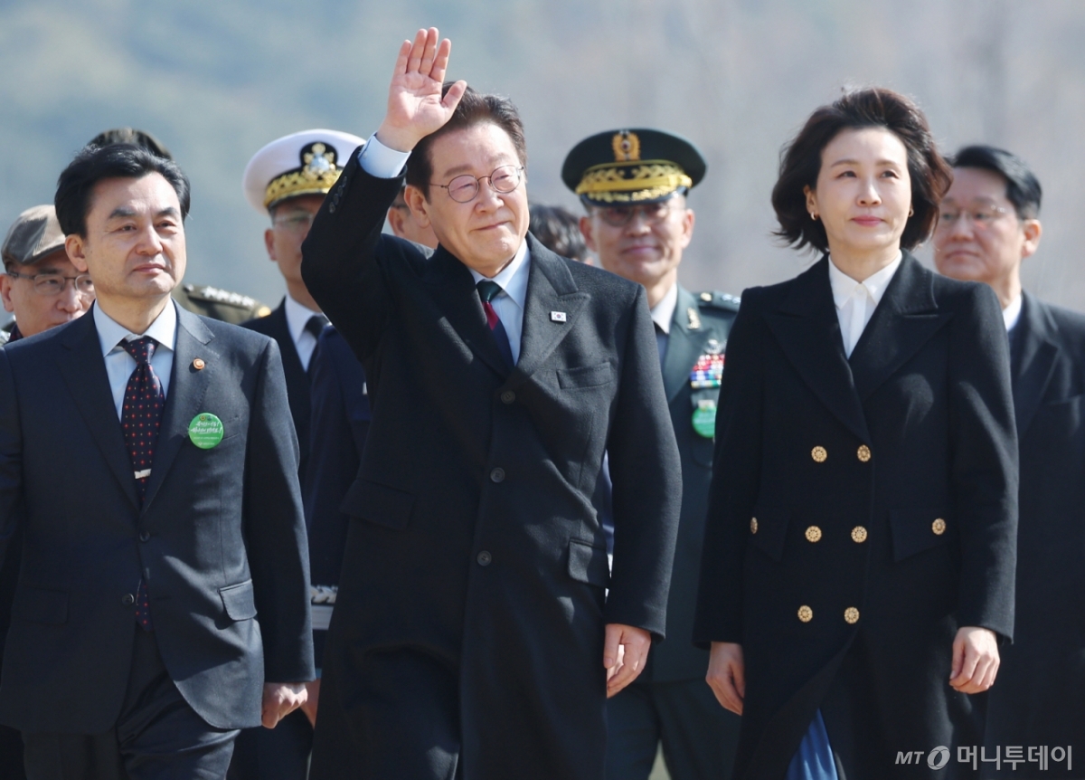 [계룡=뉴시스] 최동준 기자 = 이재명 대통령과 김혜경 여사가 20일 충남 계룡대 대연병장에서 열린 육·해·공군 사관학교 통합임관식에 입장하고 있다. (청와대통신사진기자단) 2026.02.20. photocdj@newsis.com /사진=