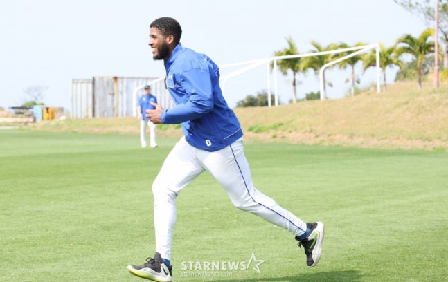 삼성 라이온즈 선수단이 19일 일본 오키나와 온나손 아카마 구장에서 2차 스프링캠프 일정을 진행했다.  다이즈가 밝은 표정으로 러닝 훈련을 하고 있다. /사진=김진경 대기자