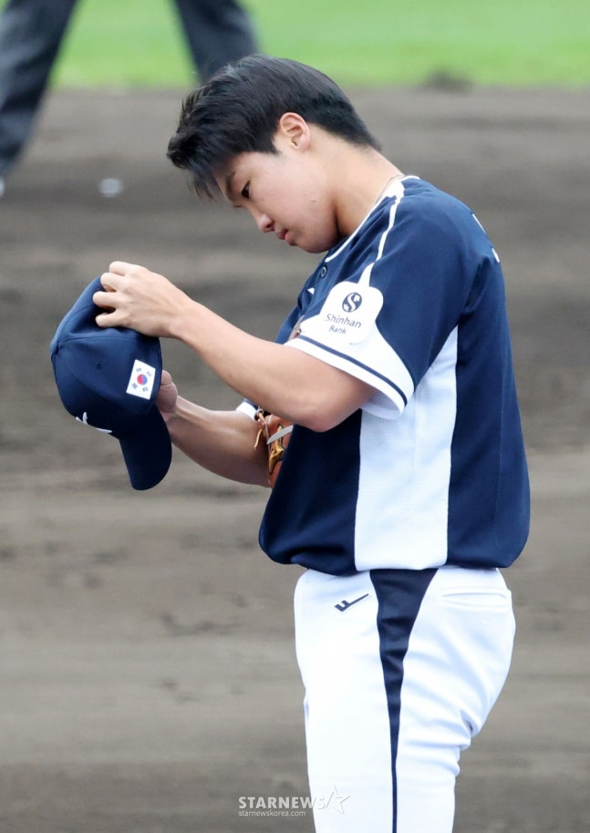 WBC대표팀이 19일 일본 오키나와 온나손 아카마 구장에서 삼성 라이온즈와 연습경기를 진행했다.  대표팀 두 번째 투수 정우주가 4회말 삼성 양우현에 역전 3점 홈런을 허용한 후 아쉬워하고 있다. /사진=김진경 대기자