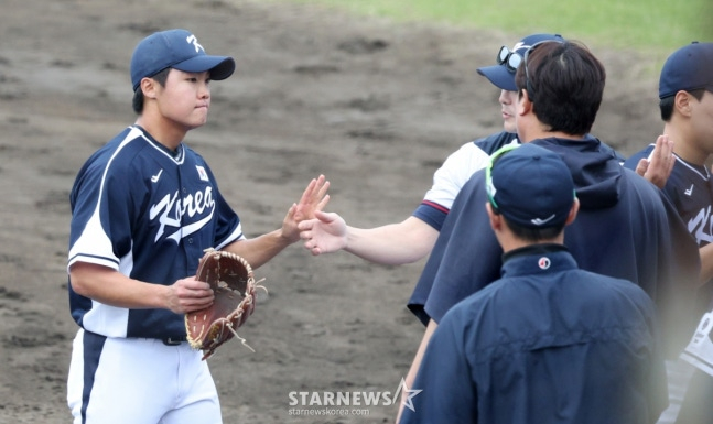 WBC대표팀이 19일 일본 오키나와 온나손 아카마 구장에서 삼성 라이온즈와 연습경기를 진행했다.  대표팀 두 번째 투수 정우주가 이닝을 마친 후 아쉬운 표정으로 더그아웃으로 향하고 있다. /사진=김진경 대기자