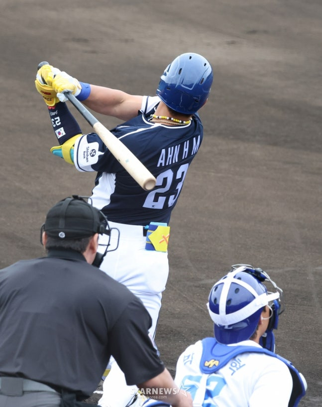 WBC대표팀이 19일 일본 오키나와 온나손 아카마 구장에서 삼성 라이온즈와 연습경기를 진행했다.  대표팀 안현민이 1회초 삼성 선발 최원태를 상대로 1점 홈런을 날리고 홈인하고 있다 /사진=김진경 대기자