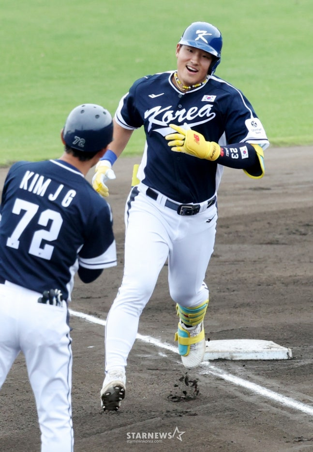WBC대표팀이 19일 일본 오키나와 온나손 아카마 구장에서 삼성 라이온즈와 연습경기를 진행했다. 대표팀 안현민이 1회초 삼성 선발 최원태를 상대로 1점 홈런을 날리고 홈인하고 있다 /사진=김진경 대기자