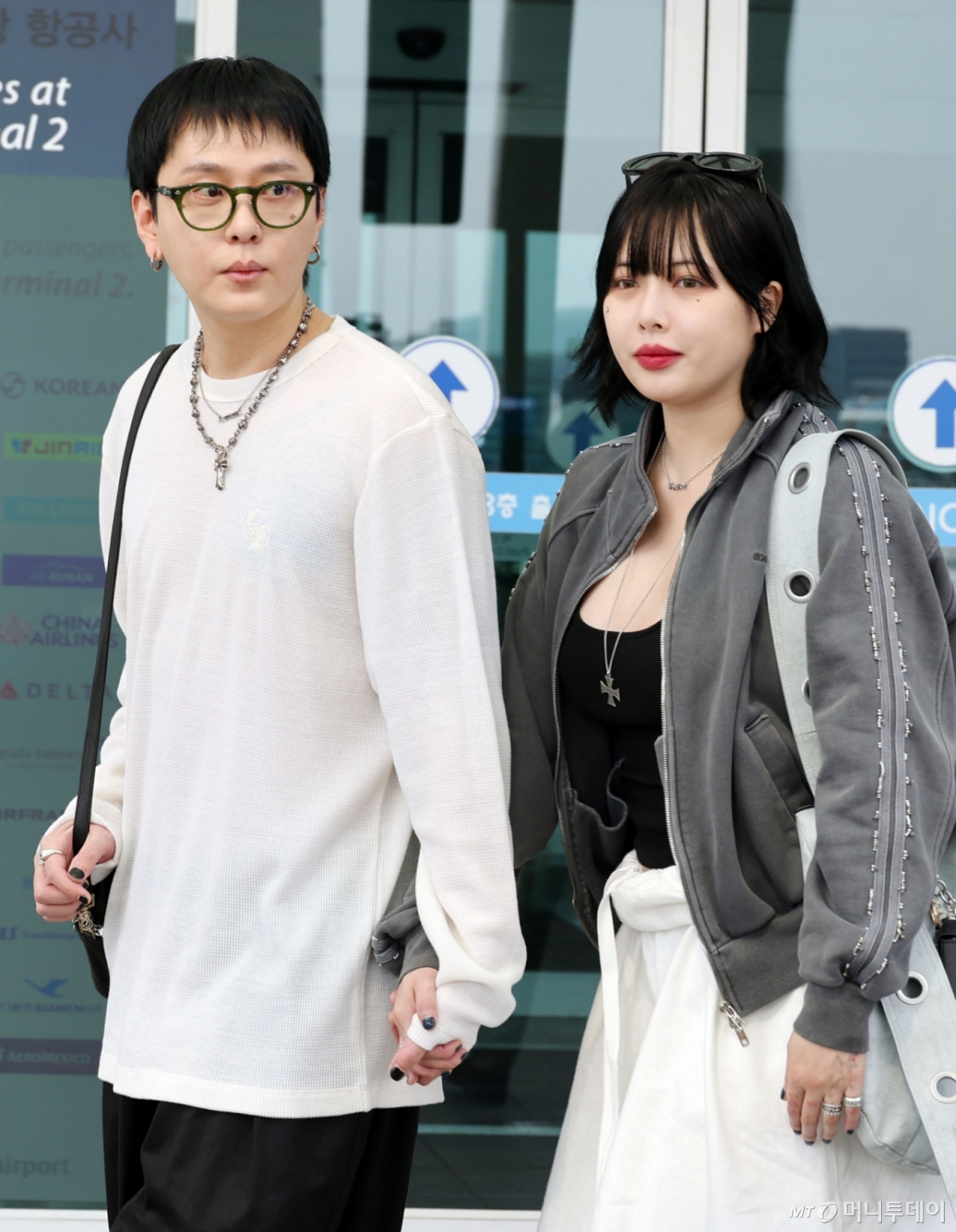 가수 현아(HyunA)와 용준형이 싱가포르 페스티벌 일정 차 2025년 9월30일 오후 인천국제공항을 통해 출국하고 있다.  /사진=임성균 기자 tjdrbs23@