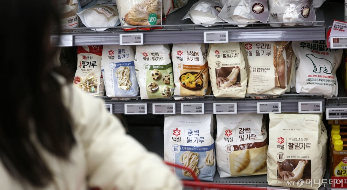 [서울=뉴시스] 김선웅 기자 = 공정거래위원회가 B2B 시장에서 점유율 88%를 차지하는 업체들의 밀가루 담합 의혹에 대한 심의에 착수했다. 관련 매출액 등을 고려하면 과징금은 최대 1조1600억원에 달할 것으로 예상된다. 공정위는 20일 대선제분·대한제분·사조동아원·삼양사·삼화제분·CJ제일제당·한탑 등 제분사 7곳에 대한 조사를 마무리하고 심사보고서를 발송했다고 밝혔다. 사진은 20일 서울의 한 대형마트에서 판매 중인 밀가루. 2026.02.20. mangusta@newsis.com /사진=김선웅