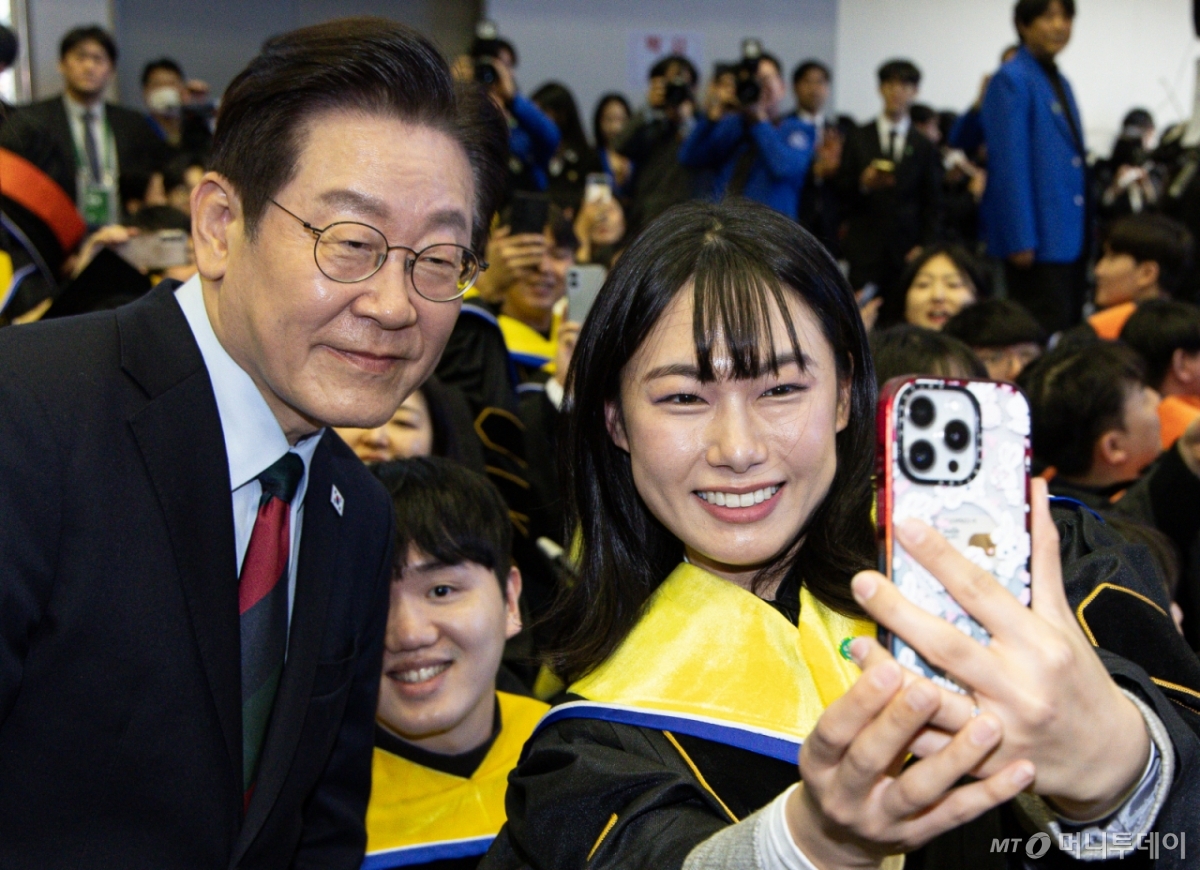  이재명 대통령이 20일 대전 유성구 한국과학기술원(KAIST)에서 열린 학위수여식에서 한 졸업생과 기념촬영을 하고 있다. /사진=뉴스1