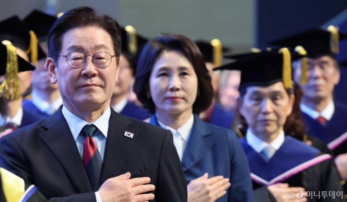 (대전=뉴스1) 이재명 기자 = 이재명 대통령이 20일 대전 유성구 한국과학기술원(KAIST)에서 열린 학위수여식에서 국민의례를 하고 있다.  2026.2.20/뉴스1  Copyright © 뉴스1. All rights reserved. 무단 전재 및 재배포,  AI학습 이용 금지. /사진=(대전=뉴스1) 이재명 기자