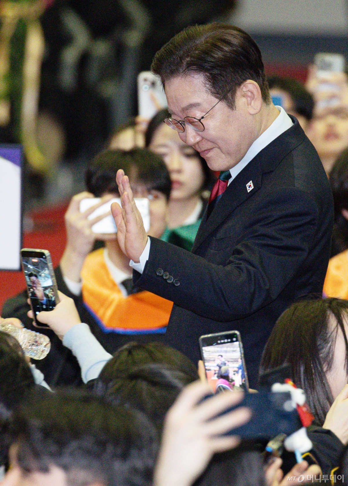 [대전=뉴시스] 최동준 기자 = 이재명 대통령이 20일 대전 유성구 카이스트(KAIST)에서 열린 학위수여식에 참석한 뒤 이동하며 졸업생들과 인사하고 있다. (청와대통신사진기자단) 2026.02.20. photocdj@newsis.com /사진=