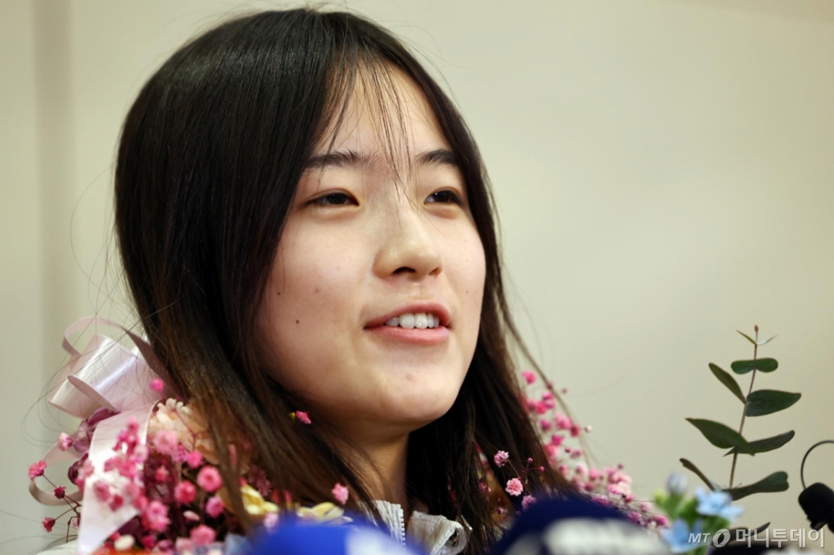 2026 밀라노·코르티나담페초 동계 올림픽 스노보드 여자 하프파이프 금메달을 획득한 최가온이 16일 인천국제공항 제2여객터미널을 통해 귀국해  인터뷰를 하고 있다. 최가온은 한국 설상 종목 1호 금메달리스트가 됐다. 이는 이번 대회에서 수확한 한국 선수단의 첫 금메달이다. /사진=뉴시스