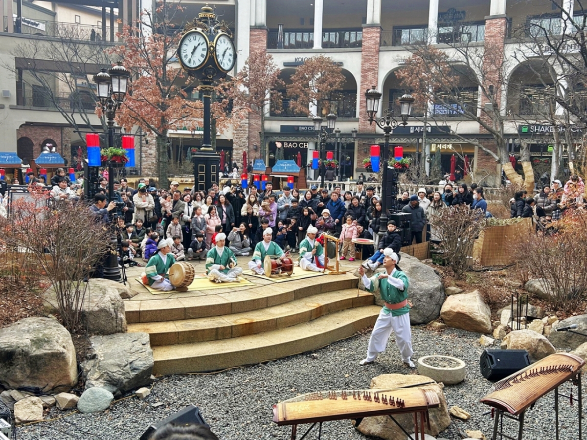 지난 설 명절 기간 시흥프리미엄아울렛 중앙광장에서 진행한 공연 행사장에 고객이 관람하고 있는 모습. /사진제공=신세계사이먼