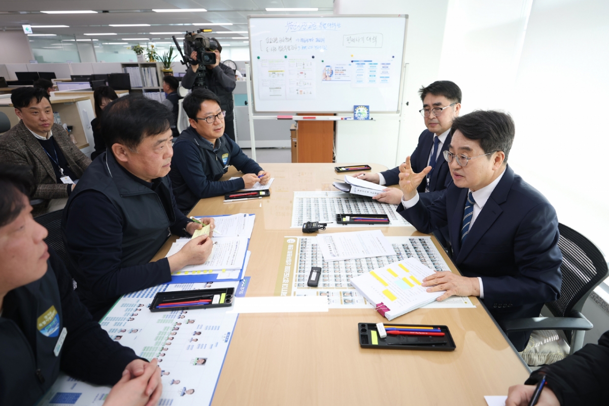 김동연 경기도지사가 20일 부동산 불법행위 수사 T/F' 사무실을 찾아 긴급 대책회의를 열었다./사진제공=경기도