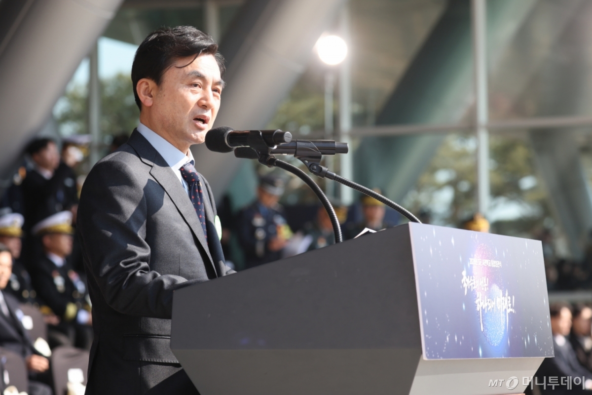 (계룡=뉴스1) 이재명 기자 = 안규백 국방부 장관이 20일 충남 계룡대 대연병장에서 열린 육·해·공군 사관학교 통합임관식에서 축사하고 있다. 2026.2.20/뉴스1  Copyright © 뉴스1. All rights reserved. 무단 전재 및 재배포,  AI학습 이용 금지.