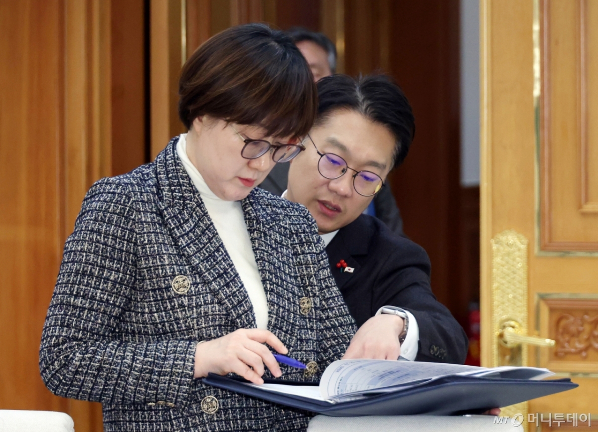 [서울=뉴시스] 최동준 기자 = 김현지 제1부속실장과 김남준 대변인이 29일 청와대 본관에서 열린 이재명 대통령 주재 차담회에 앞서 대화하고 있다. (청와대통신사진기자단) 2025.12.29. photocdj@newsis.com /사진=