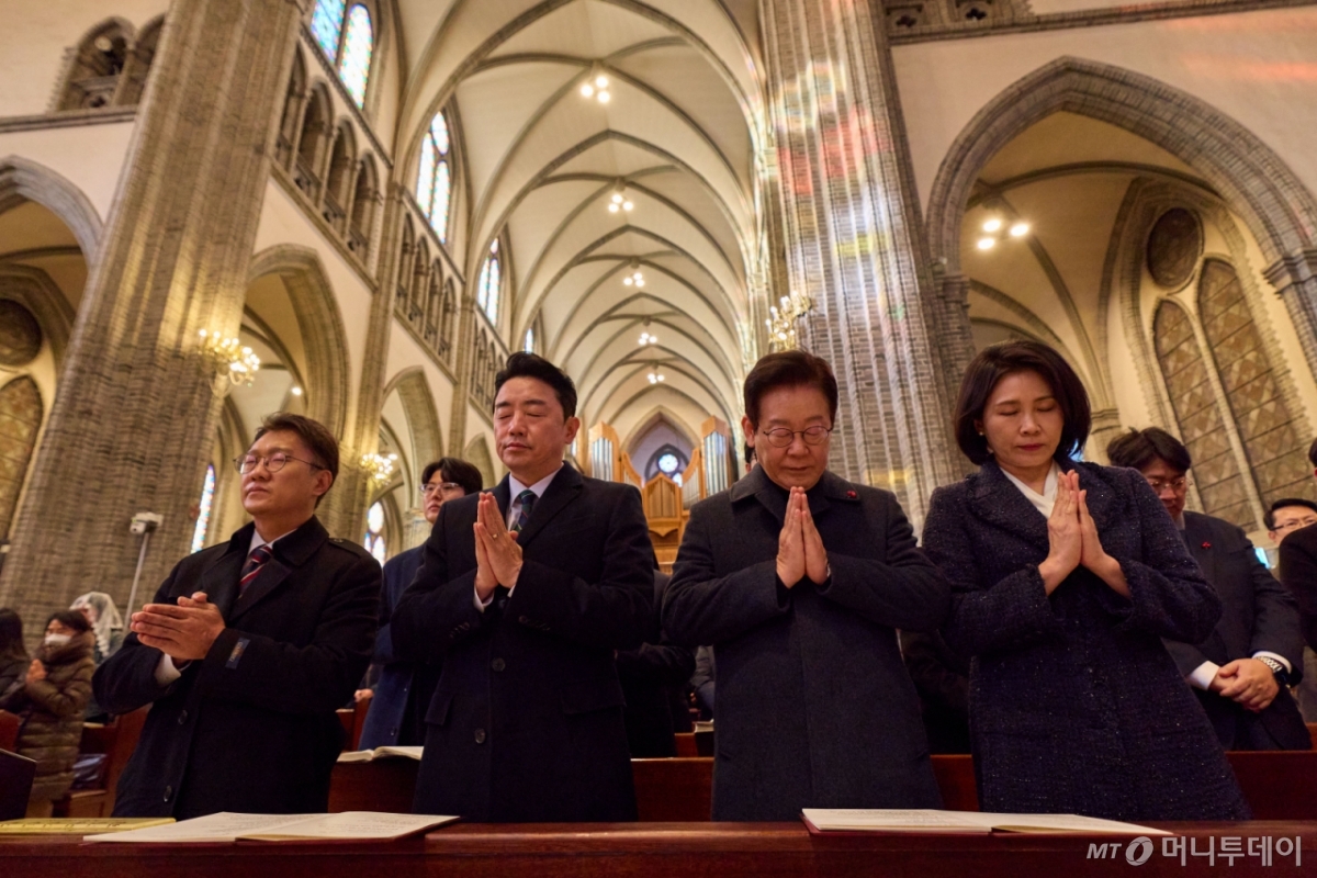 [서울=뉴시스] 최동준 기자 = 이재명 대통령과 김혜경 여사가 25일 서울 명동성당에서 열린 성탄 미사에 참석해 강훈식 비서실장, 김남준 대변인과 함께 기도하고 있다. (사진=대통령실 제공) 2025.12.25. photo@newsis.com *재판매 및 DB 금지 /사진=