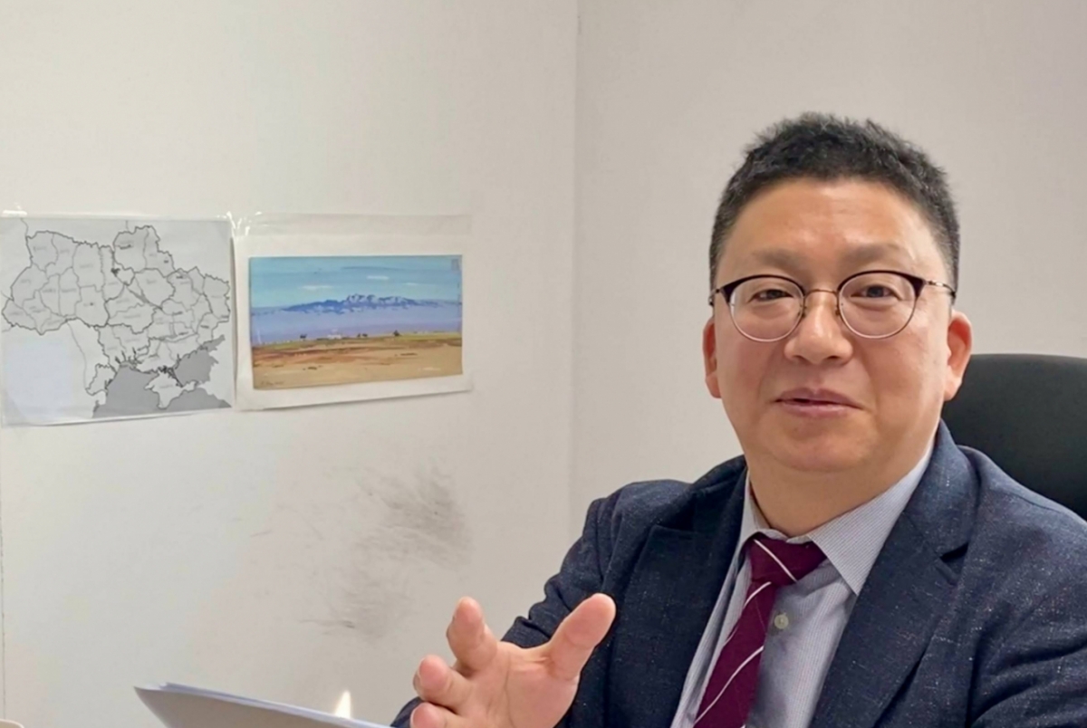 제성훈 한국외대 교수가 서울 동대문구 연구실에서 러시아-우크라이나 전쟁을 설명하고 있다./사진=김성휘