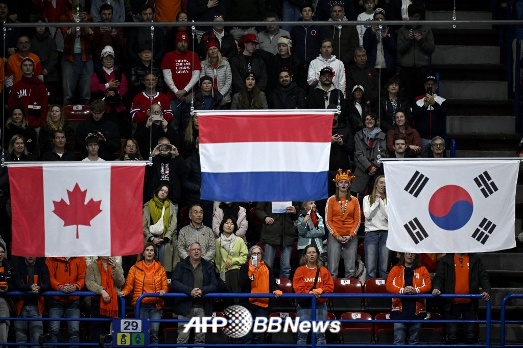 여자 쇼트트랙 국가대표 김길리가 2026 밀라노 올림픽 쇼트트랙 1000m 종목에서 동메달을 획득한 가운데, 이어진 시상식에서 '불량' 태극기(오른쪽)가 게양되고 있다. /AFPBBNews=뉴스1