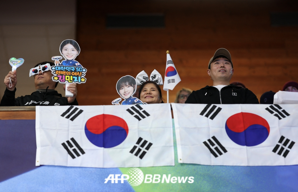 한국 여자 컬링 대표팀을 응원하는 팬들. 올바른 태극문양이 새겨진 태극기를 건 채 응원하고 있다. /AFPBBNews=뉴스1