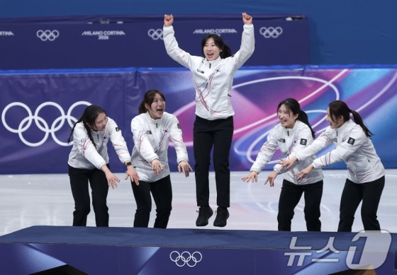 대한민국 여자 쇼트트랙 대표팀 이소연이 18일(현지시간) 이탈리아 밀라노 아이스스케이팅 아레나에서 열린 2026 밀라노·코르티나담페초 동계올림픽 쇼트트랙 여자 3000m 계주 시상식에서 시상대에 오르고 있다. /사진=뉴스1