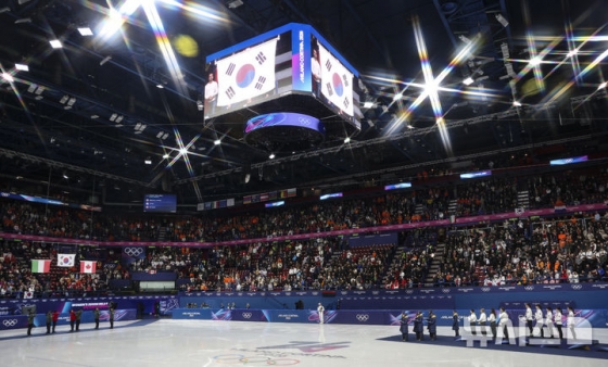 여자 쇼트트랙 대표팀이 18일(현지 시간) 이탈리아 밀라노 아이스스케이팅 아레나에서 열린 2026 밀라노·코르티나 담페초 동계올림픽 여자 쇼트트랙 3000m 계주 시상식에서 금메달을 받고 애국가를 부르고 있다. /사진=뉴시스