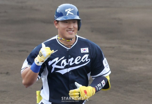 WBC대표팀이 19일 일본 오키나와 온나손 아카마 구장에서 삼성 라이온즈와 연습경기를 진행했다. 대표팀 안현민이 1회초 삼성 선발 최원태를 상대로 1점 홈런을 날리고 홈인하고 있다 /사진=김진경 대기자