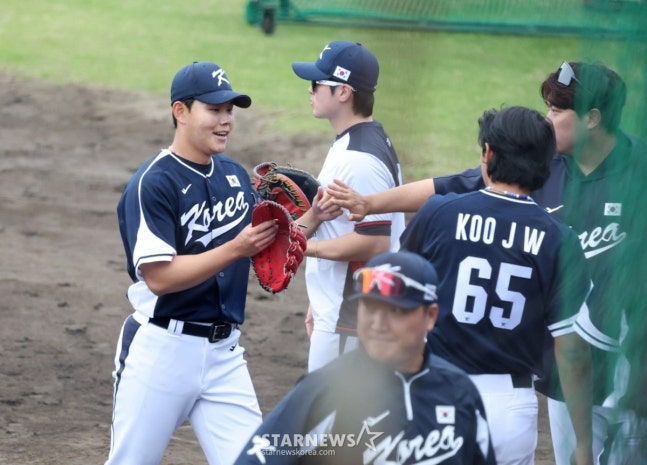 WBC대표팀이 20일 일본 오키나와 온나손 아카마 구장에서 삼성 라이온즈와 연습경기를 진행했다.  대표팀 선발 소형준이 1회 투구를 마친 후 더그아웃에서 류현진의 환영을 받고 있다. /사진=김진경 대기자