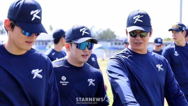 야구대표팀 김도영, 문현빈, 노시환(왼쪽부터)이 11일 사이판 올레아이 스포츠 컴플렉스에서 열리는 전지훈련 둘쨋날 이동하고 있다. /사진=강영조 선임기자