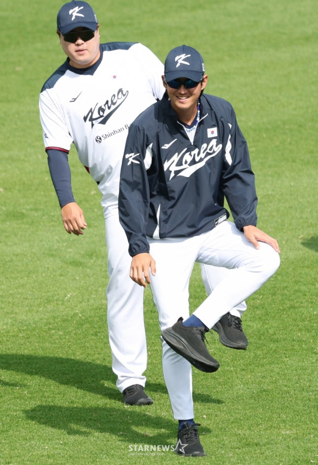 WBC대표팀이 20일 일본 오키나와 온나손 아카마 구장에서 삼성 라이온즈와 연습경기를 진행했다. 류현진과 구자욱이 스트레칭 훈련을 하고 있다. /사진=김진경 대기자