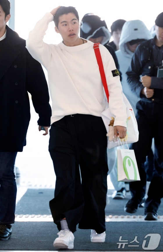 메이저리그(MLB) LA 다저스에서 뛰는 김혜성이 지난 1월 21일 오후 인천국제공항 2터미널에 도착, 출국장에 들어서고 있다. /사진=뉴스1