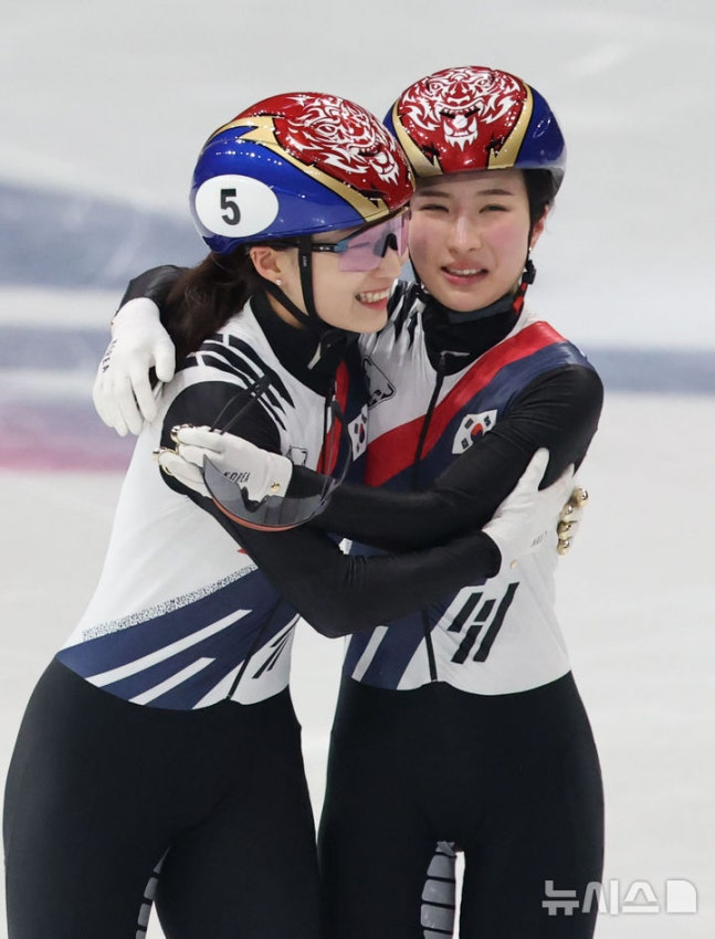 서로를 격려하는 최민정(왼쪽)과 김길리. /사진=뉴시스