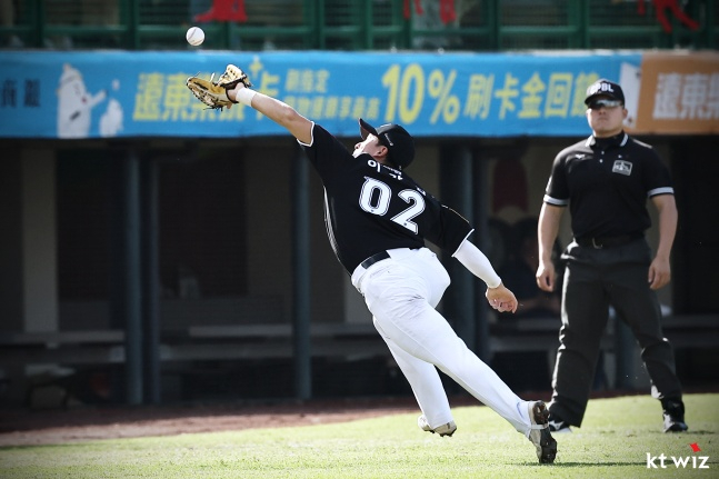 KT 유격수 이강민이 러닝 캐치를 시도하고 있다. /사진=KT 위즈 제공