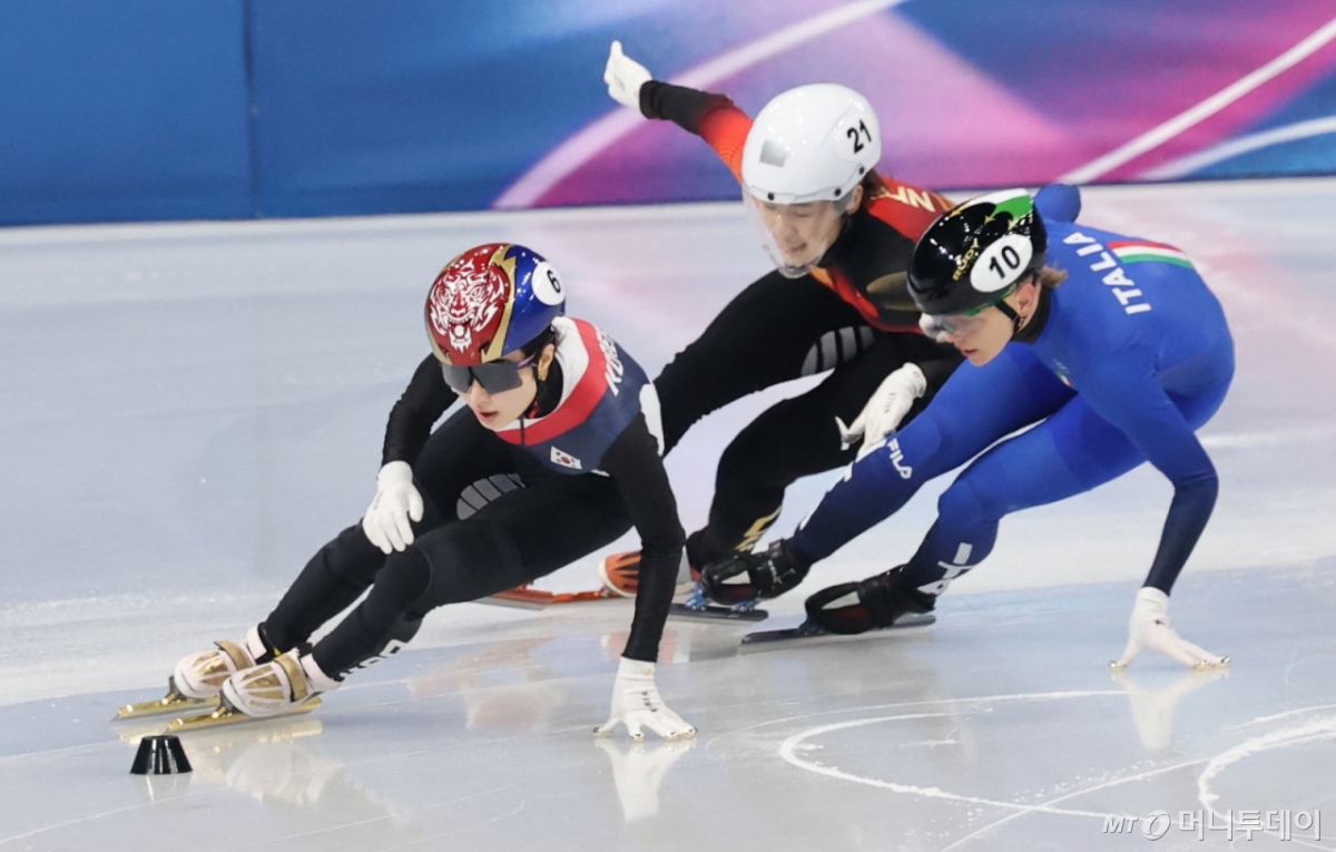 [밀라노=뉴시스] 박주성 기자 = 20일 (현지 시간) 이탈리아 밀라노 아이스 스케이팅 아레나 경기장에서 열린 2026 밀라노·코르티나담페초 동계올림픽 쇼트트랙 여자 1500m 준결승에서 김길리가 역주하고 있다. 2026.02.21.  /사진=박주성