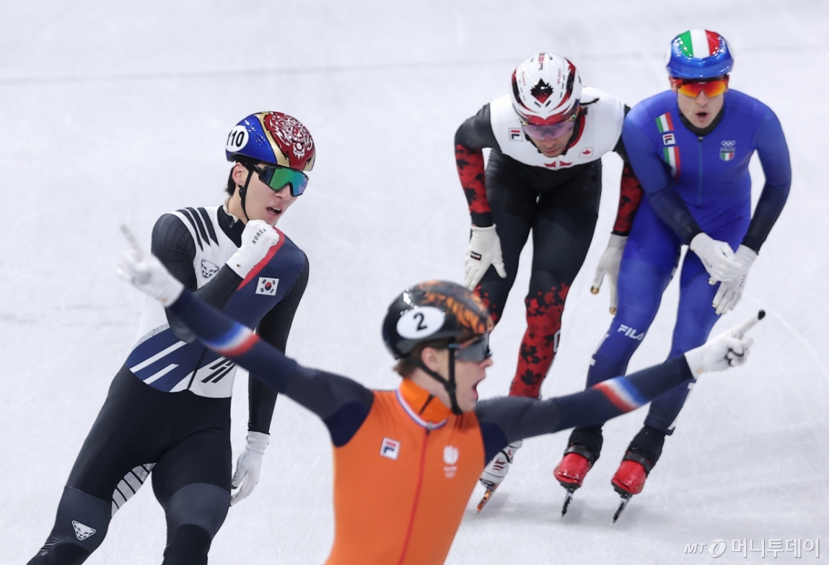 (밀라노=뉴스1) 김성진 기자 = 쇼트트랙 황대헌이 20일(현지시간) 이탈리아 밀라노 아이스 스케이팅 아레나에서 열린 2026 밀라노·코르티나담페초 동계올림픽 쇼트트랙 남자 5000m 계주 결승에서 2위로 피니시 라인을 통과하며 은메달을 확보한 후 주먹을 불끈쥐고 있다. 2026.2.21/뉴스1  Copyright © 뉴스1. All rights reserved. 무단 전재 및 재배포,  AI학습 이용 금지. /사진=(밀라노=뉴스1) 김성진 기자