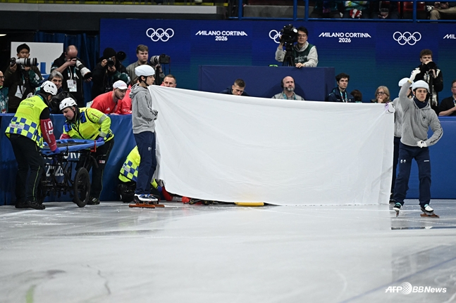 넘어진 선수를 가리는 모습. /AFPBBNews=뉴스1