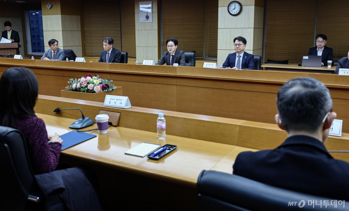 (서울=뉴스1) 김도우 기자 = 김정관 산업통상부 장관이 13일 서울 종로구 무역보험공사에서 열린 한미 전략적 투자 MOU 이행위원회에서 모두 발언을 하고 있다. 2026.2.13/뉴스1  Copyright © 뉴스1. All rights reserved. 무단 전재 및 재배포,  AI학습 이용 금지. /사진=(서울=뉴스1) 김도우 기자