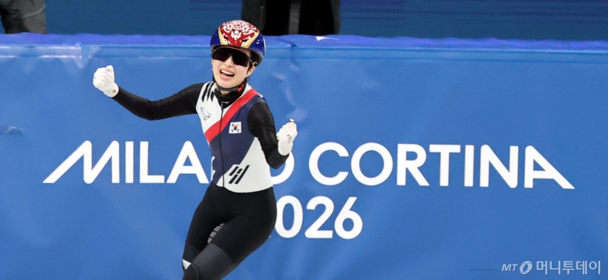 [밀라노=뉴시스] 박주성 기자 = 20일 (현지 시간) 이탈리아 밀라노 아이스 스케이팅 아레나 경기장에서 열린 2026 밀라노·코르티나담페초 동계올림픽 쇼트트랙 여자 1500m 결승에서 김길리가 금메달을 획득한 후 환하게 웃고 있다. 2026.02.21. /사진=박주성