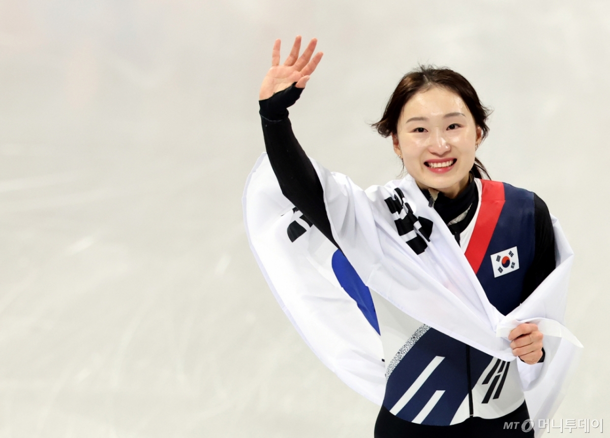 [밀라노=뉴시스] 박주성 기자 = 20일 (현지 시간) 이탈리아 밀라노 아이스 스케이팅 아레나 경기장에서 열린 2026 밀라노·코르티나담페초 동계올림픽 쇼트트랙 여자 1500m 결승에서 은메달을 획득한 최민정이 관중들에게 인사를 하고 있다. 2026.02.21. /사진=박주성