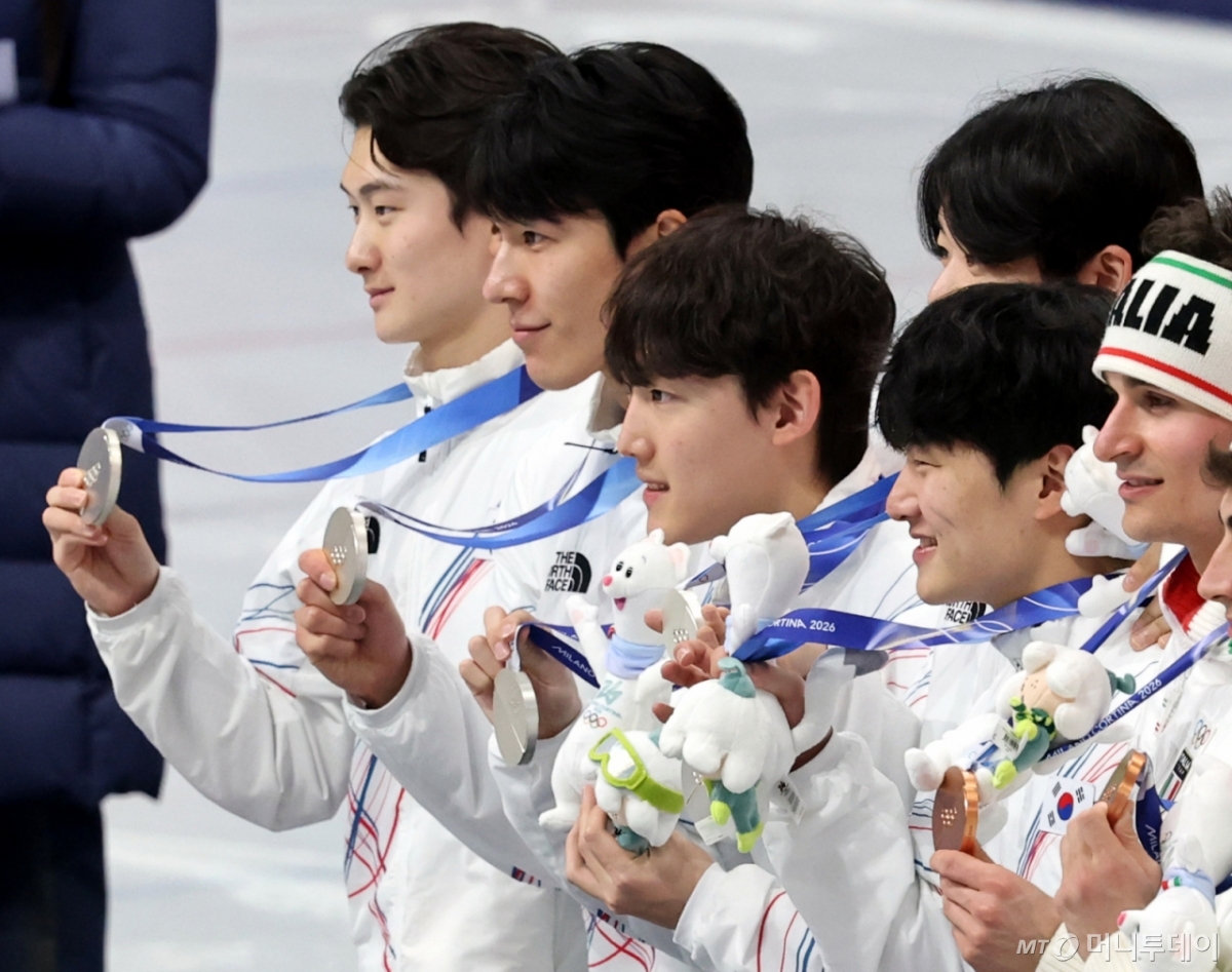 [밀라노=뉴시스] 박주성 기자 = 20일 (현지 시간) 이탈리아 밀라노 아이스 스케이팅 아레나 경기장에서 열린 2026 밀라노·코르티나담페초 동계올림픽 쇼트트랙 남자 5000m 계주 결승에서 은메달을 획득한 대한민국 대표팀이 시상대에서서 기쁨을 나누고 있다. 사진 오른쪽부터 황대헌, 이정민, 이준서, 임종언, 신동민. 2026.02.21.  /사진=박주성