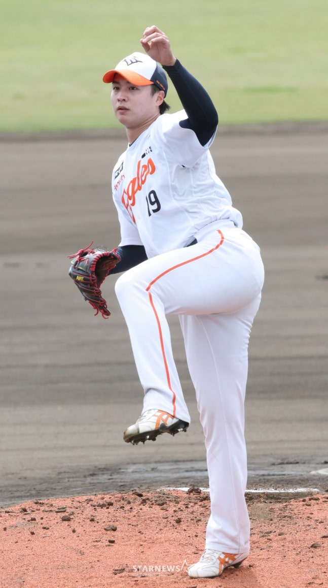 WBC 한국 야구 대표팀이 21일 일본 오키나와현 야에세 고친다 구장에서 한화 이글스와 연습경기를 가졌다.  한화 선발 왕옌청이 역투하고 있다. /사진=김진경 대기자