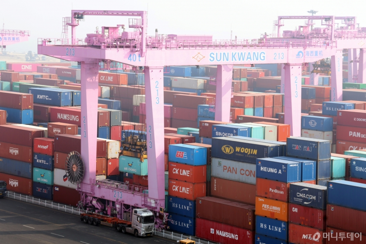 (인천=뉴스1) 황기선 기자 = 지난 1월 기준으로 8개월 연속 계속된 수출 증가세가 이달 10일까지 이어지고 있다. 11일 관세청에 따르면 이달 1~10일 수출은 전년동기대비 44.4% 증가한 214억 달러를 기록했다. 전년동기대비 반도체(137.6%), 석유제품(40.1%), 무선통신기기(27.9%) 등이 증가한 가운데 승용차(-2.6%)는 줄었다. 사진은 이날 인천신항 컨테이너 터미널에 수출입 컨테이너가 쌓여 있는 모습. 2026.2.11/뉴스1 Copyright © 뉴스1. All rights reserved. 무단 전재 및 재배포, AI학습 이용 금지. /사진=(인천=뉴스1) 황기선 기자