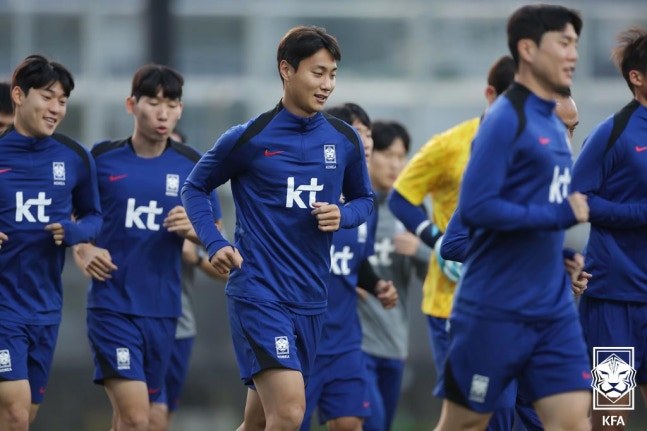 대표팀 소속으로 훈련하고 있는 백승호(가운데). /사진=대한축구협회