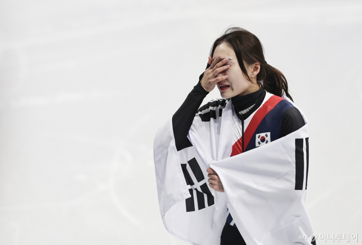 [밀라노=뉴시스] 김근수 기자 = 쇼트트랙 최민정이 20일(현지 시간) 이탈리아 밀라노 아이스스케이팅 아레나에서 열린 2026 밀라노·코르티나 담페초 동계올림픽 쇼트트랙 여자 1500m 결승전을 마치고 눈물을 흘리고 있다. 2026.02.21.  /사진=김근수