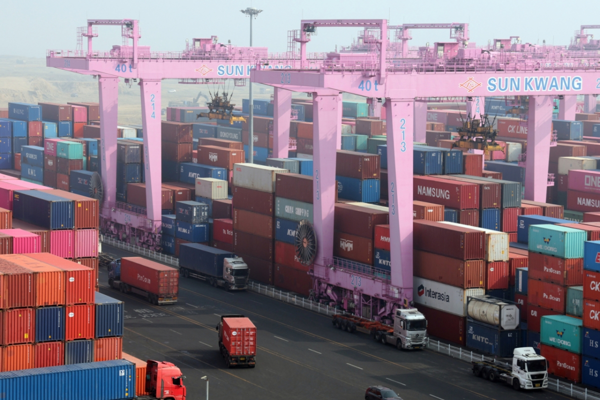 인천신항 컨테이너 터미널에 수출입 컨테이너가 쌓여 있는 모습.  2026.2.11/뉴스1  Copyright © 뉴스1. All rights reserved. 무단 전재 및 재배포,  AI학습 이용 금지. /사진=뉴스1